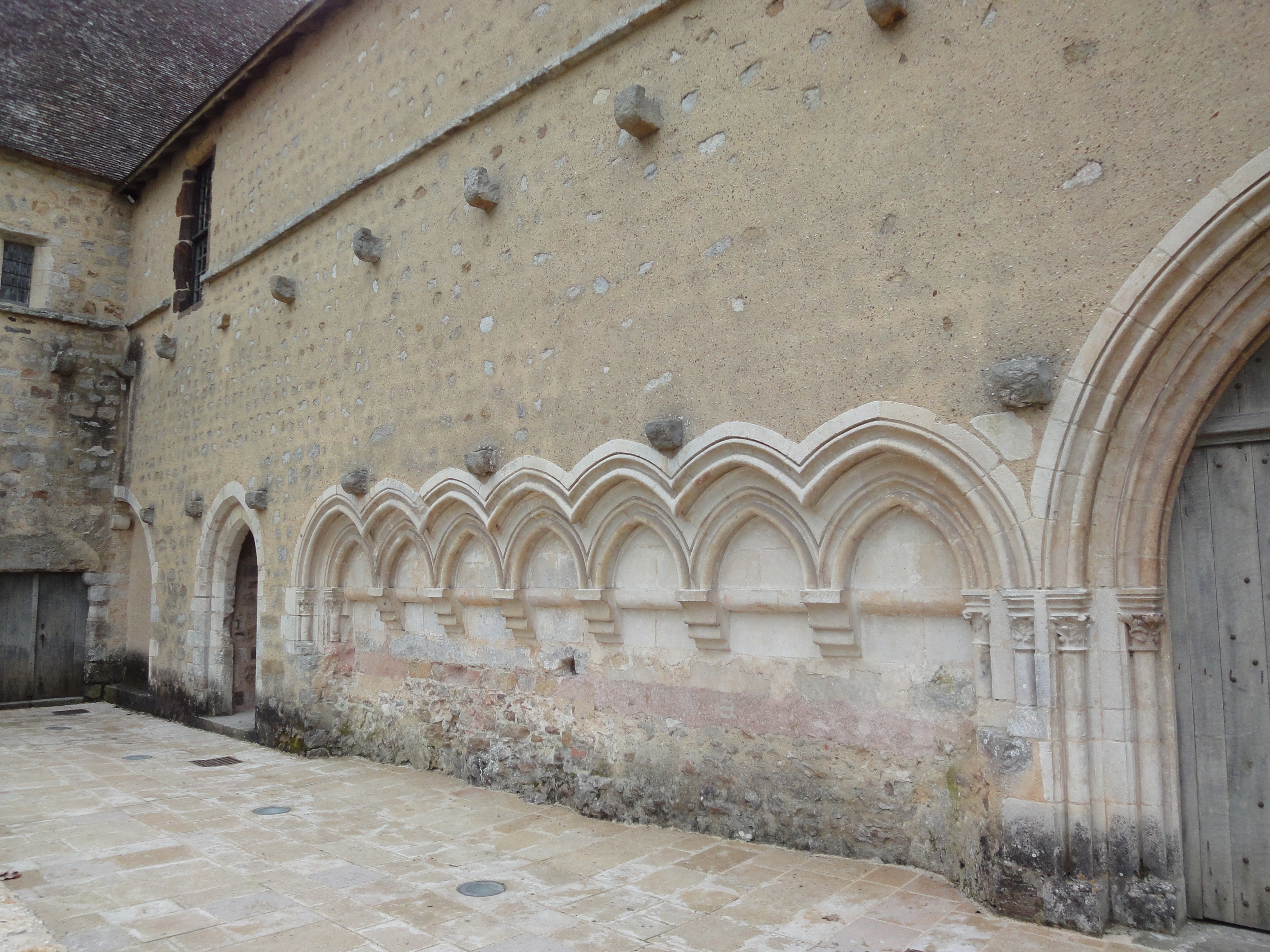 les doubles corbeaux de pierre, restes de la toiture - Abbaye de l'Epau, le cloître