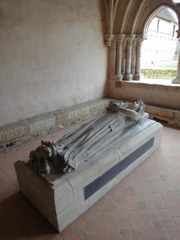 Le gisant de la Reine Bérengère dans la salle capitulaire